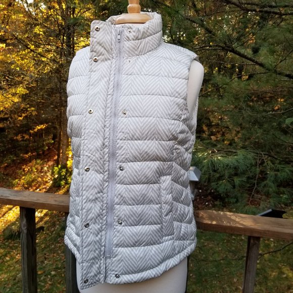 NWOT GAP PUFFY VEST WHITE GRAY HERRINGBONE PATTERN - Picture 2 of 7